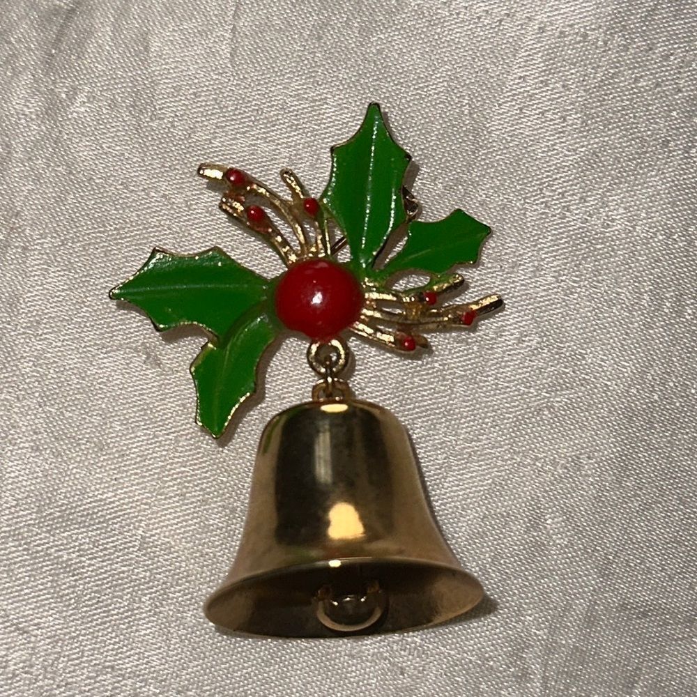 Vintage gold tone Christmas bell with holly leaves brooch/pin‎